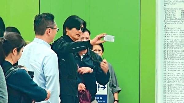 Giàu có nhất nhì Hong Kong, Châu Nhuận Phát vẫn chen chúc tàu điện ngầm, đi mua giày giảm giá