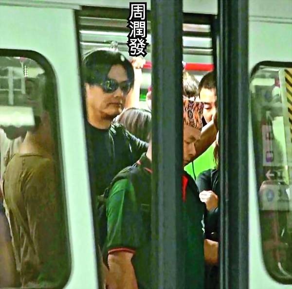 Giàu có nhất nhì Hong Kong, Châu Nhuận Phát vẫn chen chúc tàu điện ngầm, đi mua giày giảm giá Giàu có nhất nhì Hong Kong, Châu Nhuận Phát vẫn chen chúc tàu điện ngầm, đi mua giày giảm giá