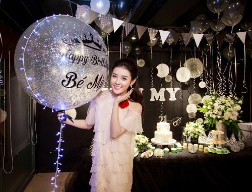 Huyền My đón tuổi 22 thân mật bên bạn bè nhưng cũng sang chảnh và hoành tráng chẳng kém cạnh ai Huyền My đón tuổi 22 thân mật bên bạn bè nhưng cũng sang chảnh và hoành tráng chẳng kém cạnh ai