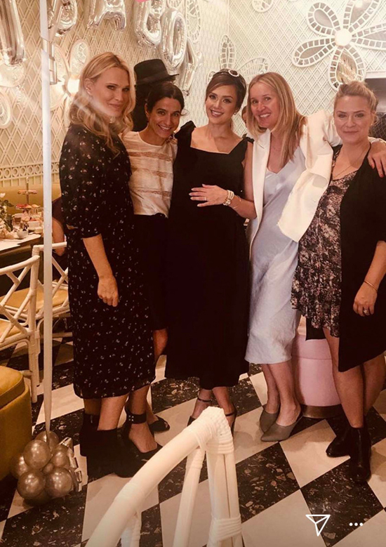 Jessica Alba tổ chức tiệc mừng con trai sắp chào đời