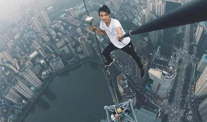 Vụ nam diễn viên trượt tay ngã từ tầng 62: Rơi xuống vẫn chưa tử vong ngay? Vụ nam diễn viên trượt tay ngã từ tầng 62: Rơi xuống vẫn chưa tử vong ngay?