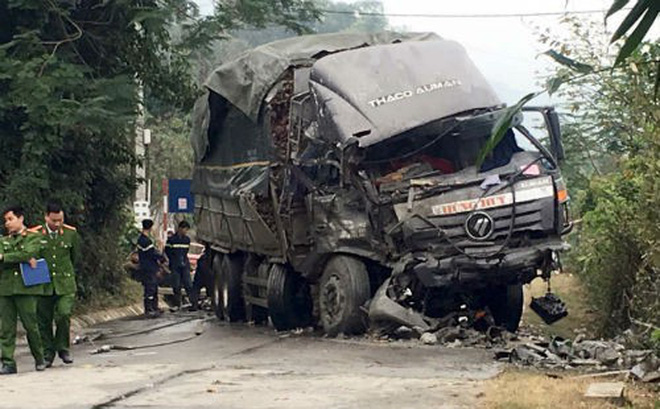 Xe tải đấu đầu, 2 người tử vong