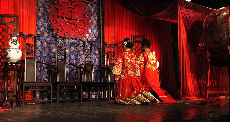 Trung Quốc: Chú rể hôn phù dâu ngấu nghiến dưới nền đất, cô dâu ngồi trên giường cười khoái chí Trung Quốc: Chú rể hôn phù dâu ngấu nghiến dưới nền đất, cô dâu ngồi trên giường cười khoái chí