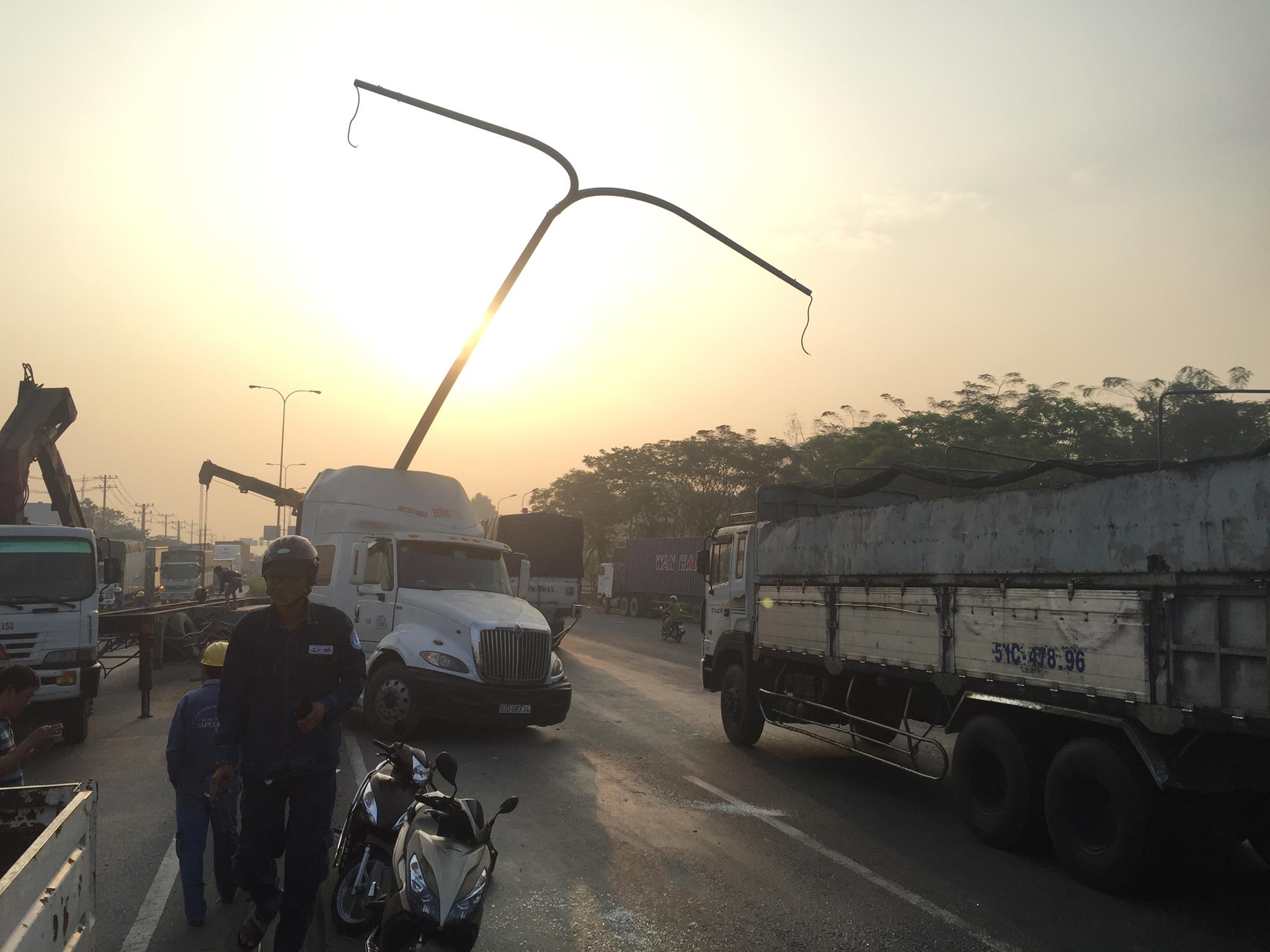 Xe container húc gãy cột đèn chiếu sáng, quốc lộ 1 ùn ứ kéo dài