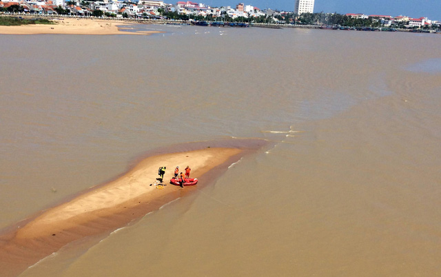 Nam thanh niên mất tích, xe máy bỏ trên cầu