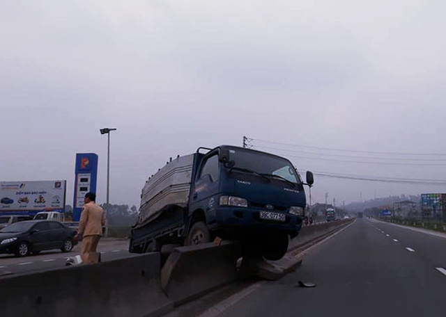 Tránh đàn bò, xe tải húc nhau bay lên dải phân cách