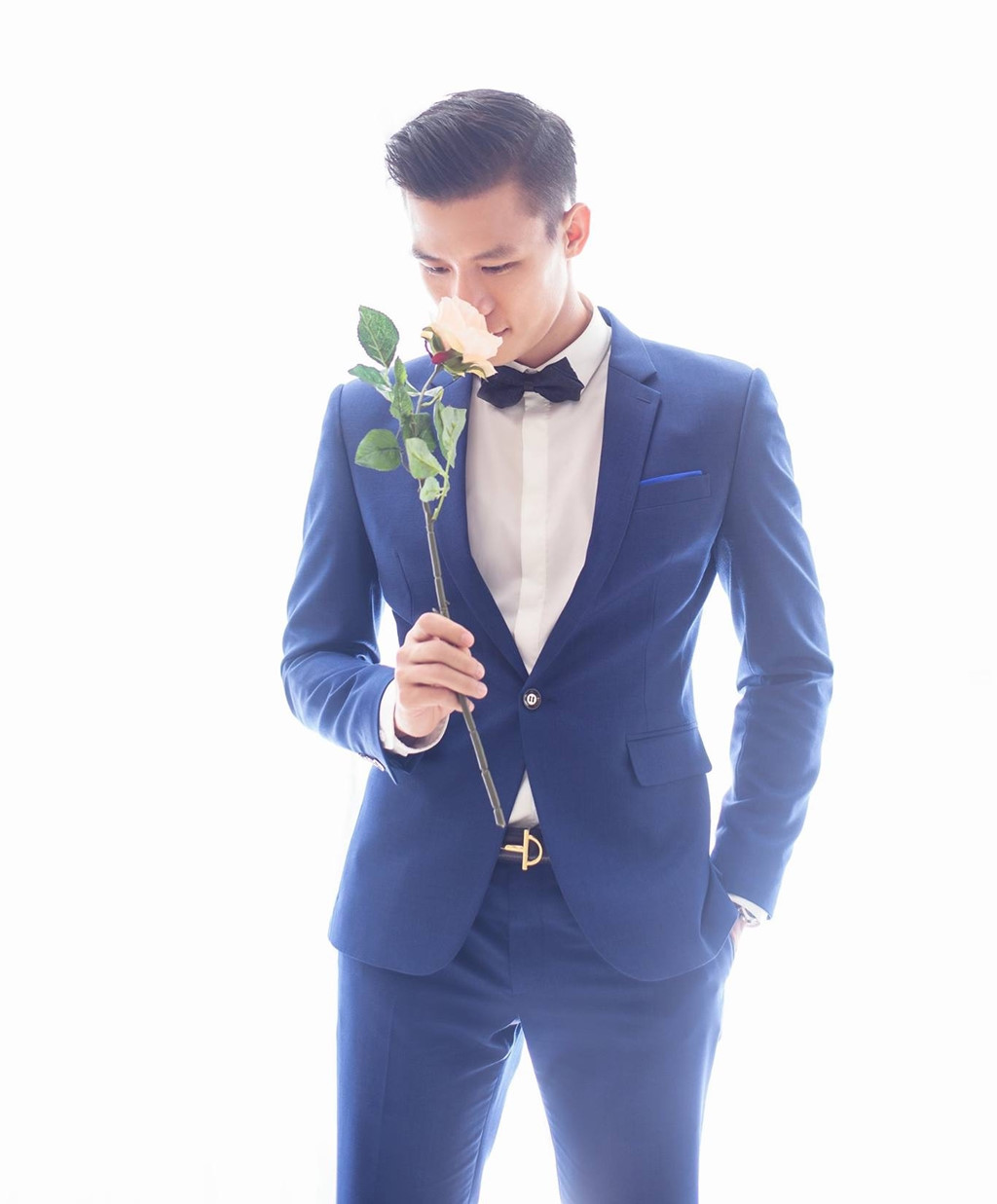 Ảnh cưới ngọt ngào của cầu thủ Quế Ngọc Hải và hoa khôi ĐH Vinh