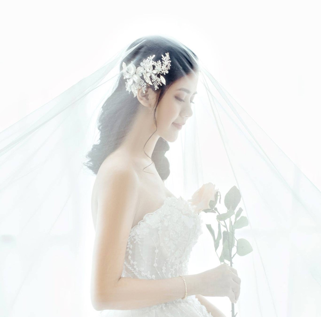 Ảnh cưới ngọt ngào của cầu thủ Quế Ngọc Hải và hoa khôi ĐH Vinh