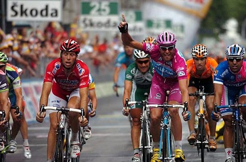 Tay đua bốn lần vô địch Tour de France dính doping