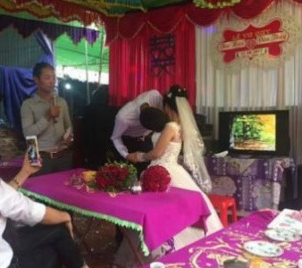 Chú rể Phú Thọ khó hôn cô dâu trong đám cưới vì chênh nhau 50 cm