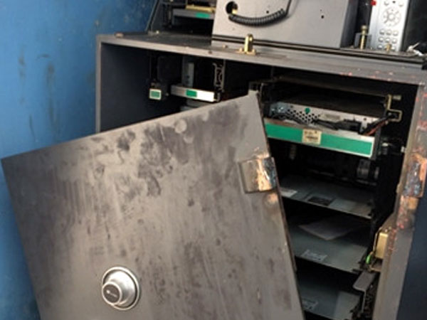 Người nước ngoài phá hàng loạt trụ ATM trộm gần 6 tỷ