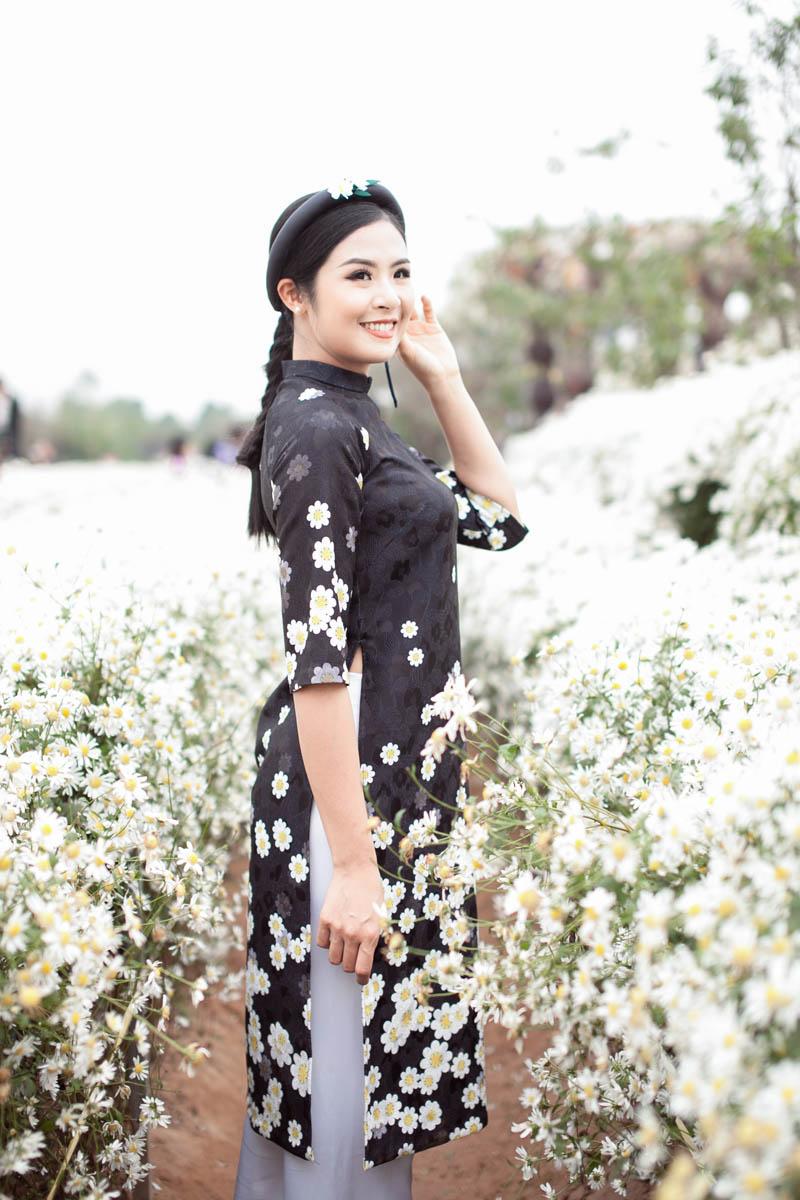 Cúc họa mi nở rộ: Ngọc Hân, Thanh Tú cũng chen chân chụp ảnh khoe dáng