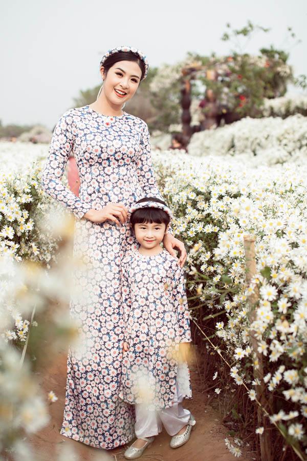 Cúc họa mi nở rộ: Ngọc Hân, Thanh Tú cũng chen chân chụp ảnh khoe dáng