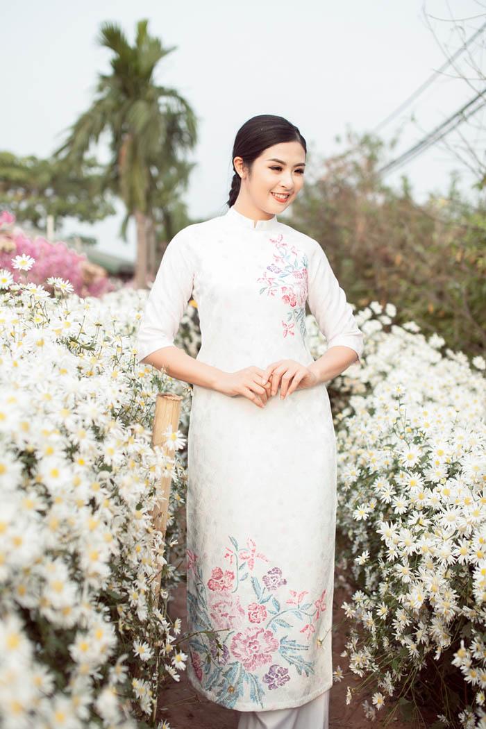 Cúc họa mi nở rộ: Ngọc Hân, Thanh Tú cũng chen chân chụp ảnh khoe dáng