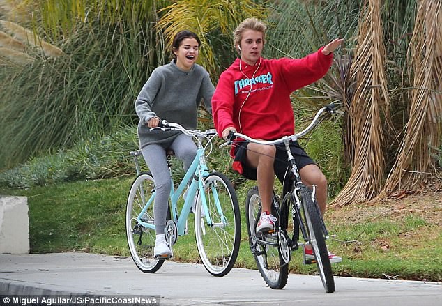 Cố chứng minh mình đã ngoan, nhưng Justin Bieber vẫn bị gia đình Selena lạnh nhạt Cố chứng minh mình đã ngoan, nhưng Justin Bieber vẫn bị gia đình Selena lạnh nhạt