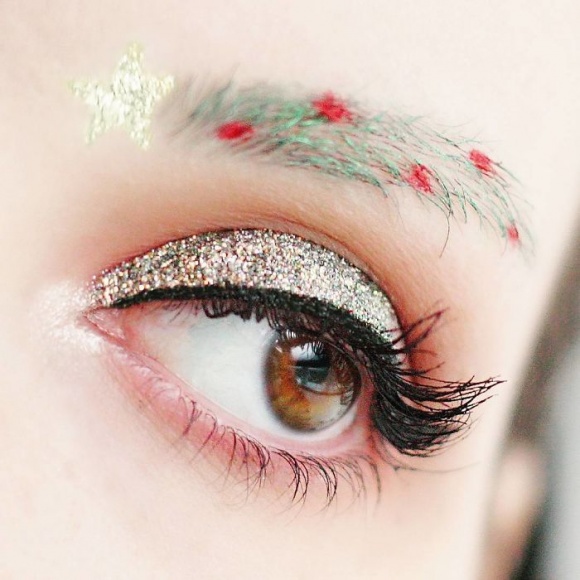 Trào lưu vẽ lông mày hình cây thông hot nhất mùa Noel 2017 Trào lưu vẽ lông mày hình cây thông hot nhất mùa Noel 2017