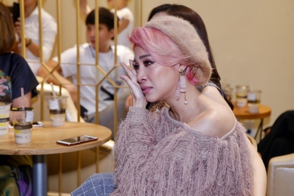 Dành tuổi thanh xuân để yêu một người, mỹ nhân Việt khóc thầm vì bị đối xử tệ bạc