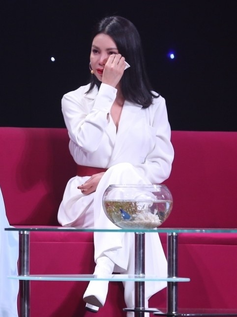 Dành tuổi thanh xuân để yêu một người, mỹ nhân Việt khóc thầm vì bị đối xử tệ bạc