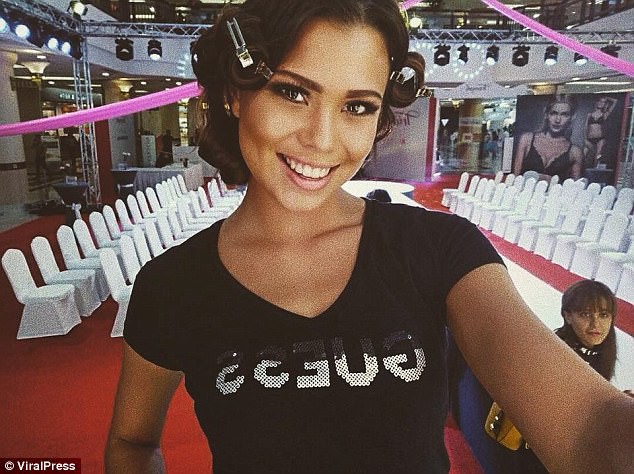 Người mẫu gợi cảm rơi từ tầng 20 xuống trong tình trạng lõa thể, nguyên nhân tử vong vẫn còn là ẩn số