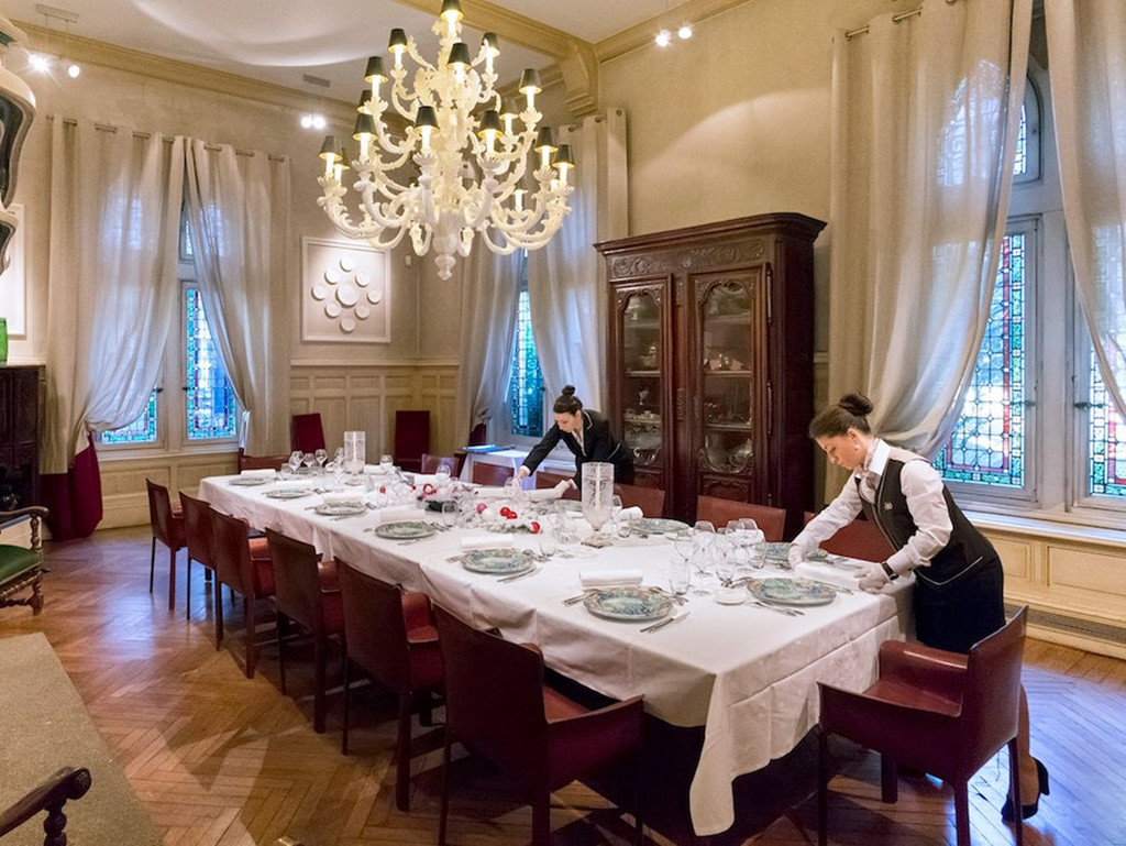 Giới siêu giàu trả lương cho giúp việc, quản gia như thế nào?