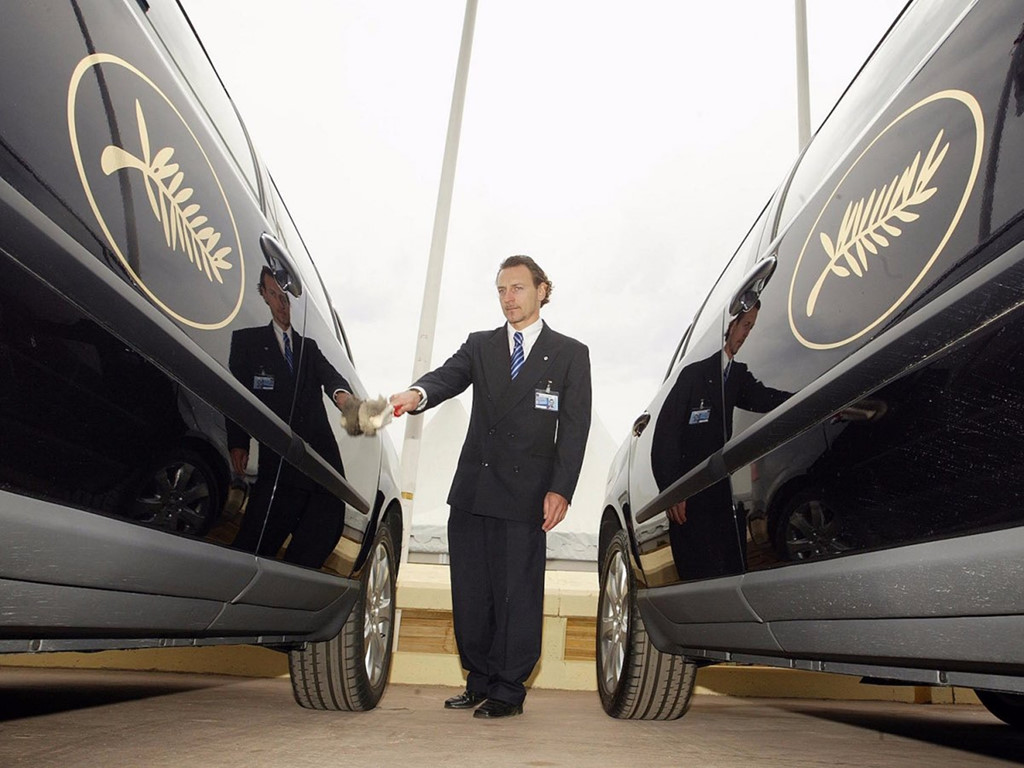 Giới siêu giàu trả lương cho giúp việc, quản gia như thế nào?