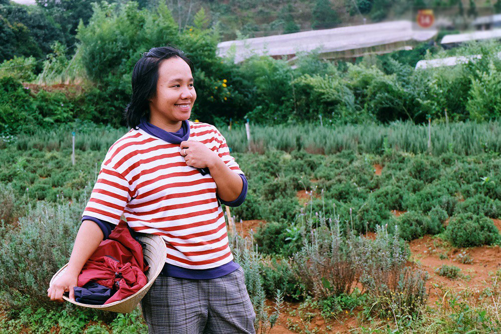 Cô thạc sĩ Sài Gòn bỏ phố lên rừng, trồng hoa và sống trong ngôi nhà nhỏ với 5 chú mèo ở Đà Lạt