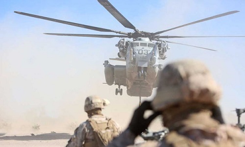 Cửa trực thăng quân sự Mỹ rơi xuống trường học Nhật