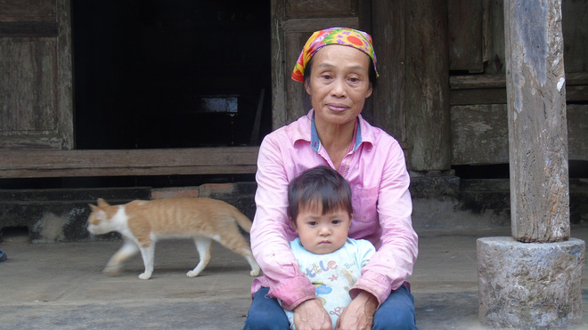 Cha mẹ bỏ rơi từ thuở lọt lòng, hai đứa trẻ ngày ngày đi nhặt phế liệu kiếm sống, gặp ai cũng cho bế và gọi mẹ