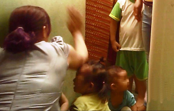 Bé 3 tuổi nghi bị cô giáo đánh bầm mắt ở Sài Gòn
