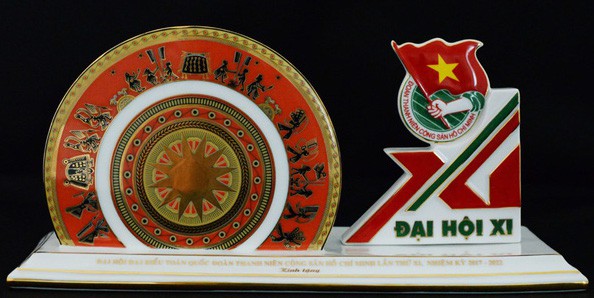 Quà tặng chén ngọc cho đại biểu Đại hội Đoàn là không chính xác