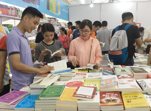 Công ty sách xin lỗi vì rao lẩu sách, bán theo kg