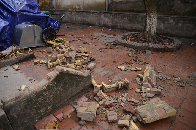 Học sinh hoảng sợ sau khi lan can trường bị sập khiến 13 bạn bị thương