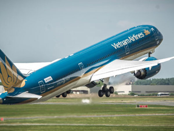 Công chức và kỹ sư xây dựng đánh nhau trên máy bay