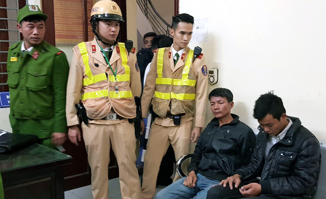 Hà Nội: CSGT chạy bộ gần 1km, quật ngã 2 tên cướp manh động