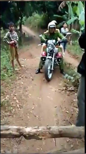 Chuyện lạ có thật: Người dân chặn xe CSGT đòi thu phí qua BOT thôn