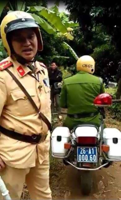 Chuyện lạ có thật: Người dân chặn xe CSGT đòi thu phí qua BOT thôn