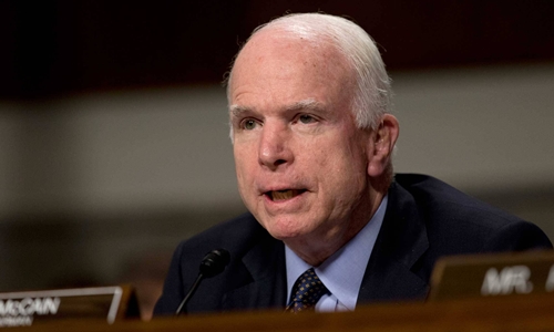 John McCain nhập viện vì ảnh hưởng của quá trình chữa ung thư