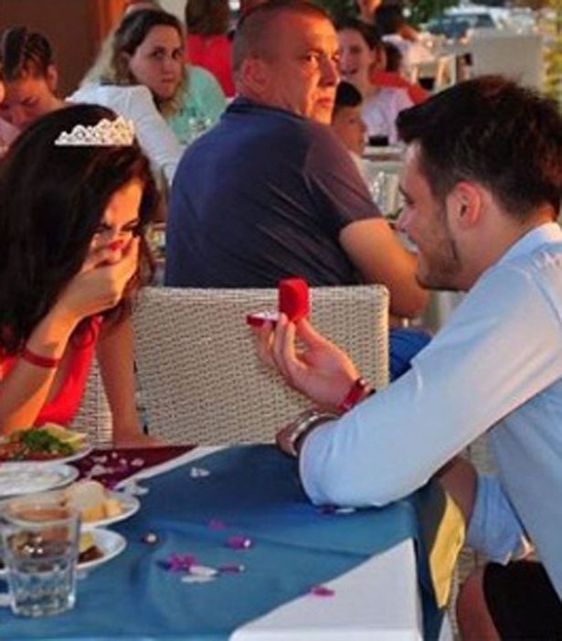 Ngồi xem lại ảnh cũ, cặp vợ chồng bất ngờ tìm ra bí mật thú vị từ 10 năm trước về duyên phận giữa 2 người