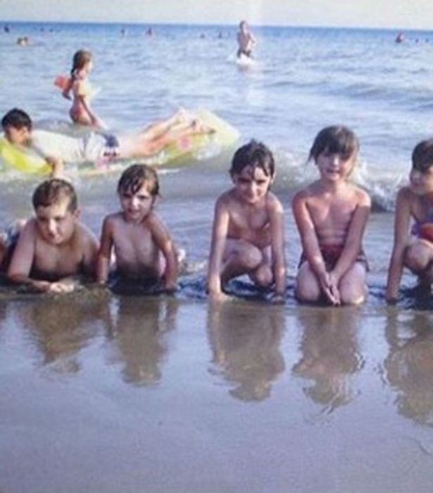 Ngồi xem lại ảnh cũ, cặp vợ chồng bất ngờ tìm ra bí mật thú vị từ 10 năm trước về duyên phận giữa 2 người