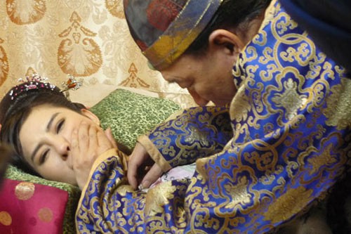 Sao Hoa ngữ U70 bị ném đá vì cặp với nữ đệ tử gốc Việt kém 46 tuổi