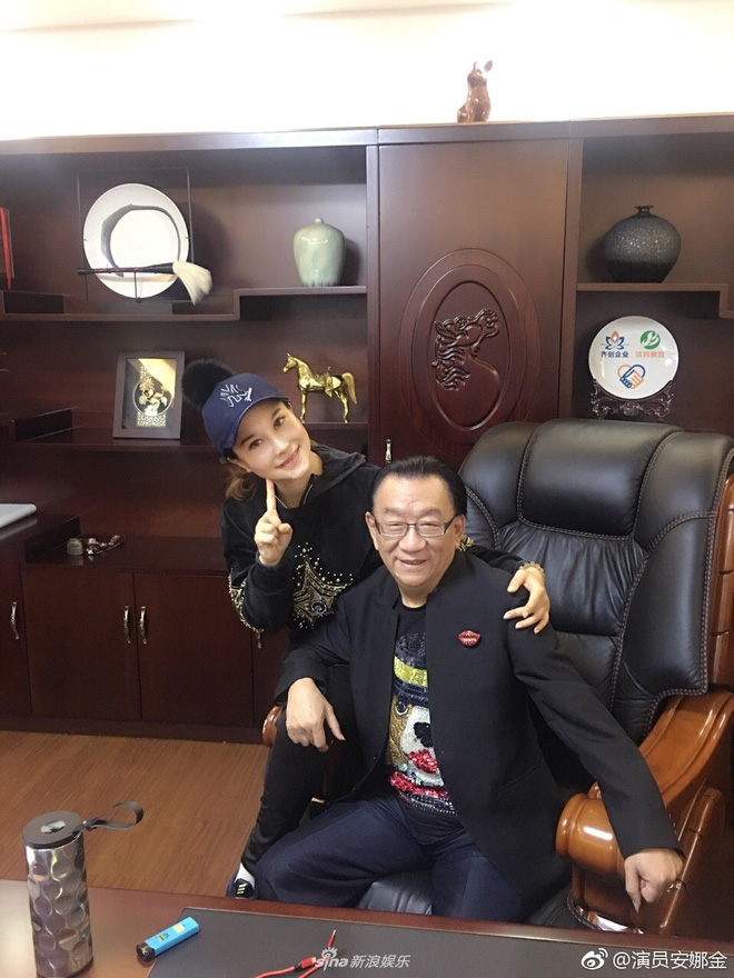 Sao Hoa ngữ U70 bị ném đá vì cặp với nữ đệ tử gốc Việt kém 46 tuổi