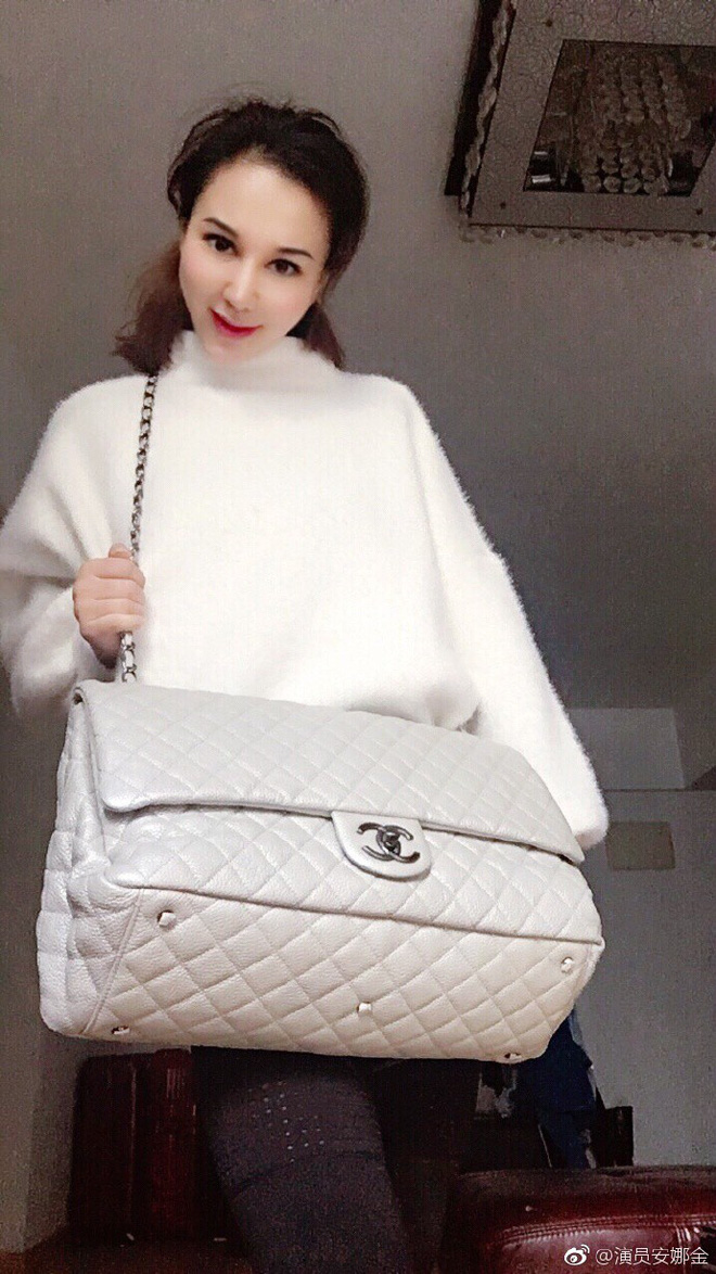 Sao Hoa ngữ U70 bị ném đá vì cặp với nữ đệ tử gốc Việt kém 46 tuổi