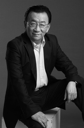 Sao Hoa ngữ U70 bị ném đá vì cặp với nữ đệ tử gốc Việt kém 46 tuổi