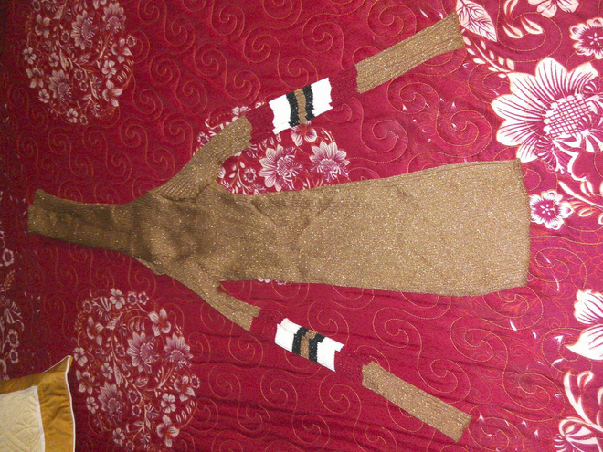 Mua áo khoác về tặng vợ mới cưới, anh chàng tá hỏa nhận hàng là áo len dài ngoằng làm theo size người ngoài hành tinh