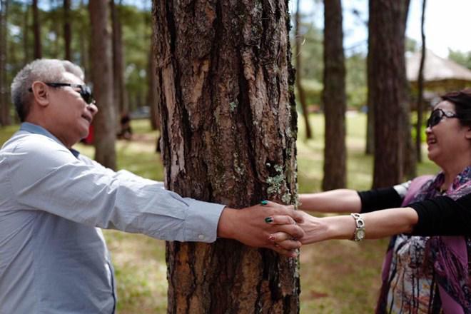 Tình cảm ngọt ngào hiếm có của bố mẹ ruột Phạm Quỳnh Anh dù đã lên chức ông bà