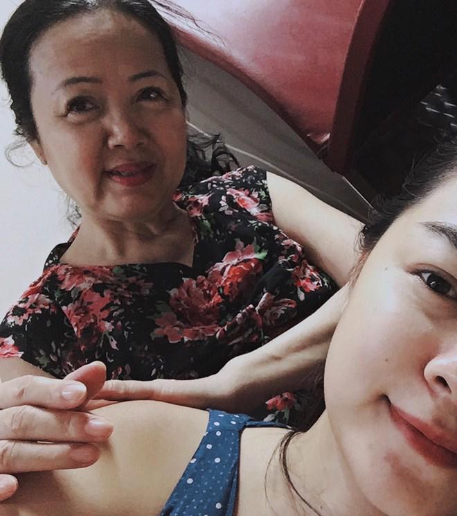 Tình cảm ngọt ngào hiếm có của bố mẹ ruột Phạm Quỳnh Anh dù đã lên chức ông bà Tình cảm ngọt ngào hiếm có của bố mẹ ruột Phạm Quỳnh Anh dù đã lên chức ông bà