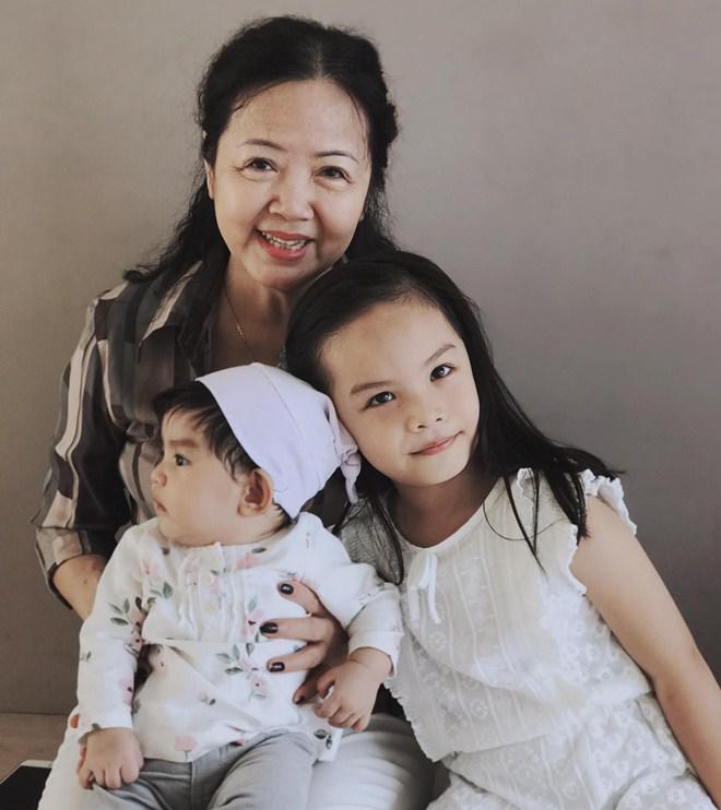 Tình cảm ngọt ngào hiếm có của bố mẹ ruột Phạm Quỳnh Anh dù đã lên chức ông bà Tình cảm ngọt ngào hiếm có của bố mẹ ruột Phạm Quỳnh Anh dù đã lên chức ông bà