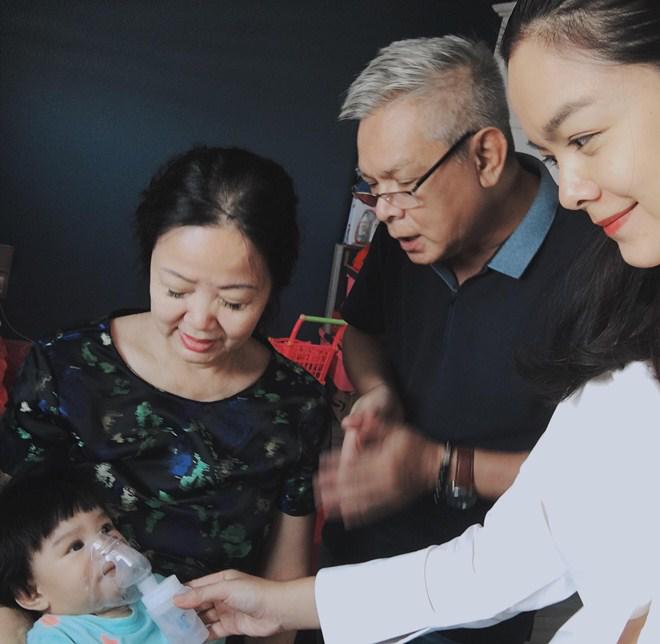 Tình cảm ngọt ngào hiếm có của bố mẹ ruột Phạm Quỳnh Anh dù đã lên chức ông bà Tình cảm ngọt ngào hiếm có của bố mẹ ruột Phạm Quỳnh Anh dù đã lên chức ông bà