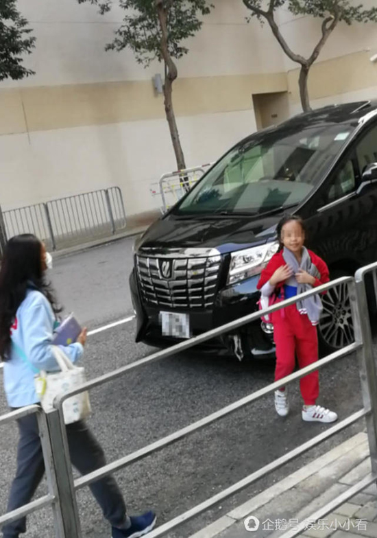 Triệu Vy cùng con gái tới trường giữa ồn ào kinh doanh gian lận