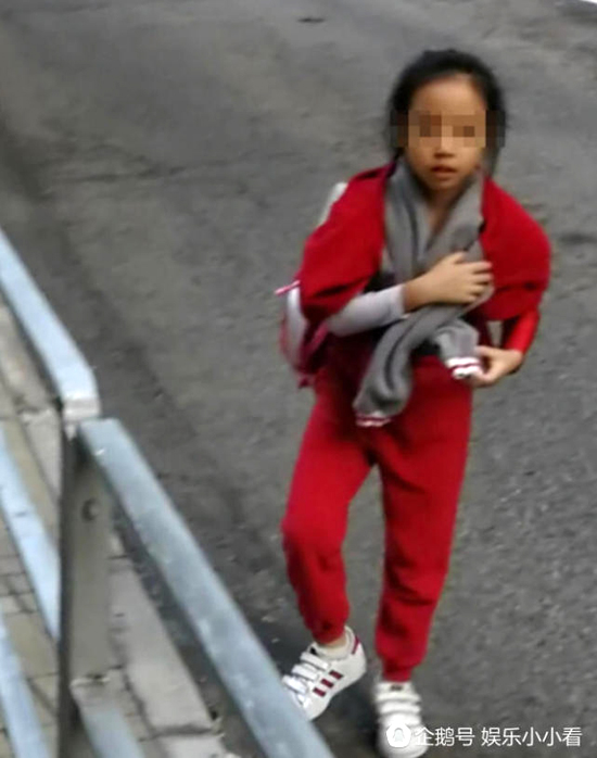 Triệu Vy cùng con gái tới trường giữa ồn ào kinh doanh gian lận